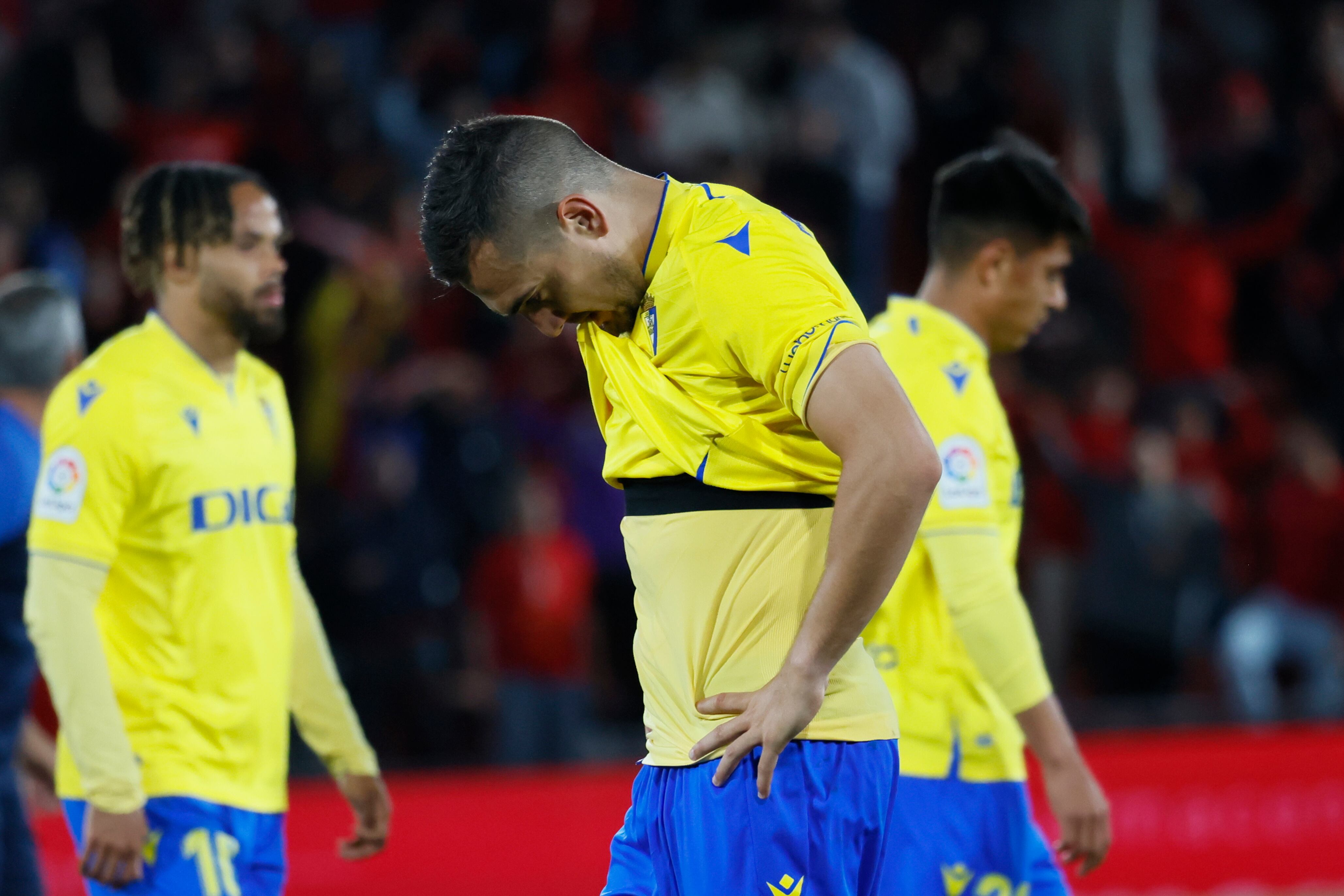 PALMA DE MALLORCA, 12/05/2023.- El delantero del Cádiz, Sergi Guardiola, a la finalización del encuentro correspondiente a la jornada 34 de primera división que han disputado hoy viernes frente al Mallorca en el estadio de Son Moix, en Palma de Mallorca. EFE/CATI CLADERA.
