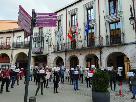 Finalmente la concentración se llevó a cabo en el exterior de la Casa Consistorial