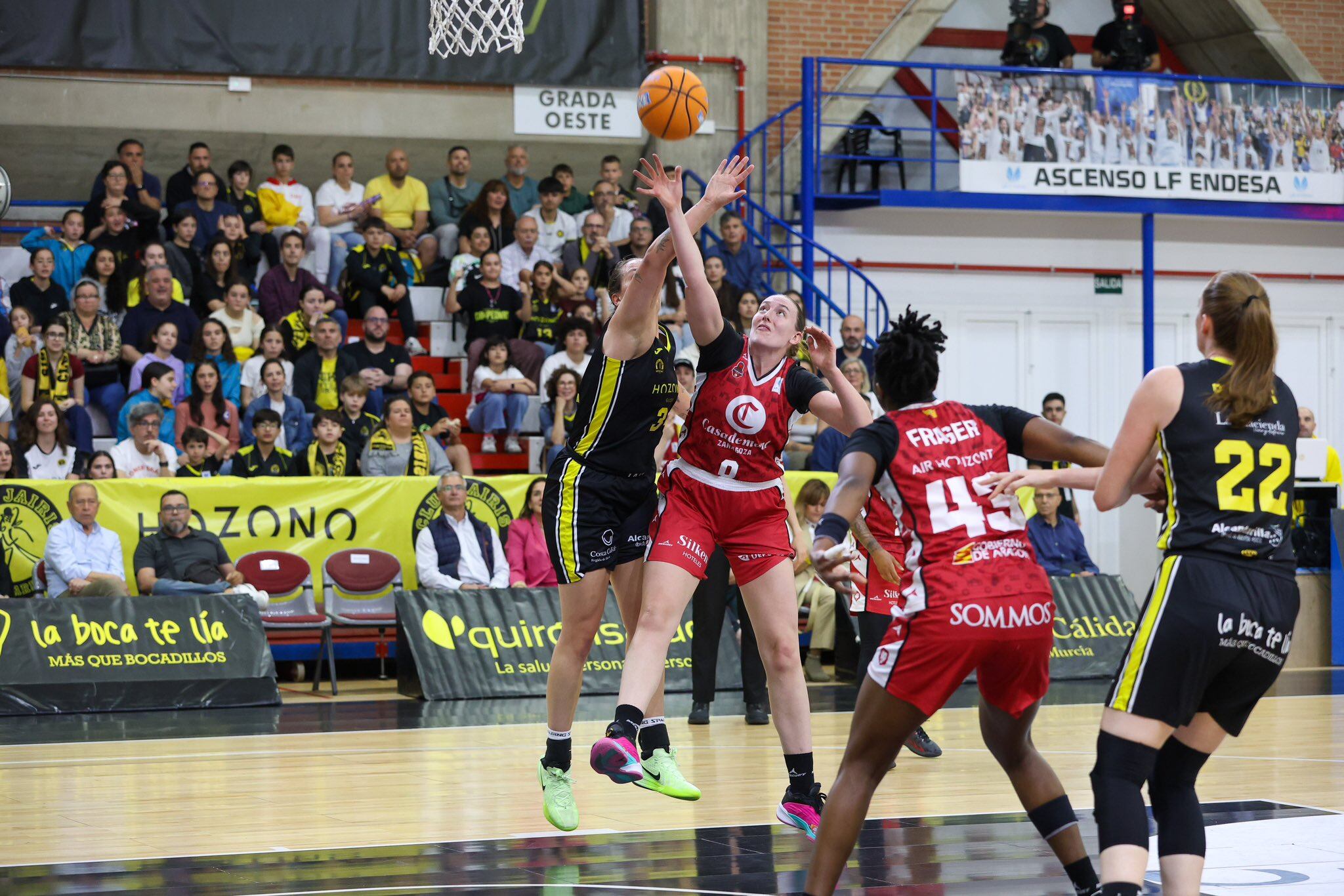 Hempe  intenta ganar un rebote en el partido disputado en el Fausto Vicent de Alcantarilla