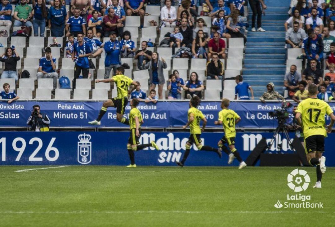 Los jugadores del Real Zaragoza celebran el primer gol de Luis Suárez