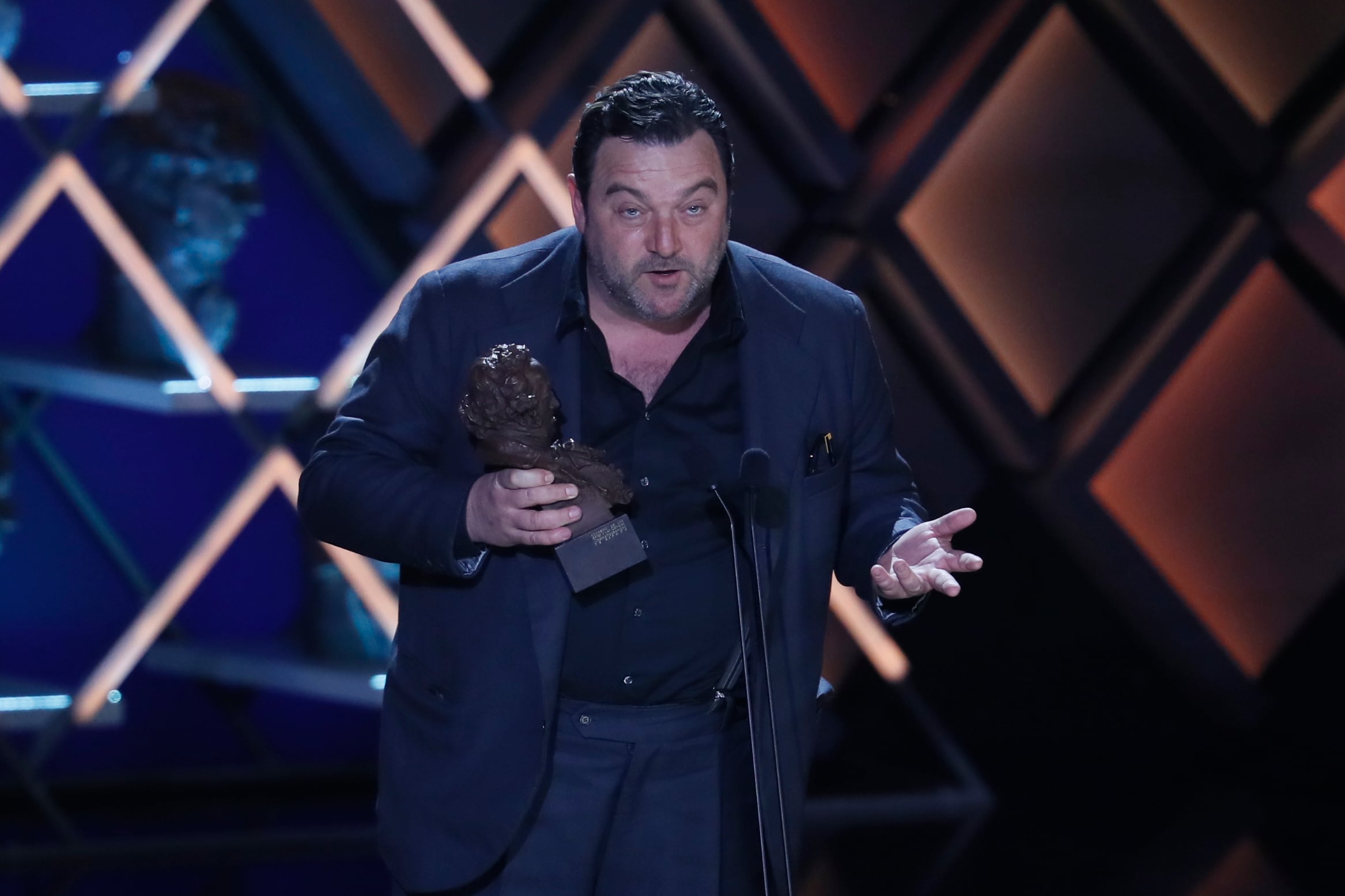 SEVILLA 11/02/2023.- El actor francés Denis Menochet tras recibir el premio a &quot;mejor actor protagonista&quot; por su trabajo en &quot;As Bestas&quot; durante la gala de la XXXVII edición de los Premios Goya que se celebra este sábado en el Palacio de Congresos y Exposiciones FIBES de Sevilla. EFE/Jose Manuel Vidal
