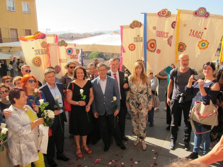 Las autoridades durante el recorrido por las exposiciones de artes visuales con el que se inaugura la XIII edición de Hay Festival