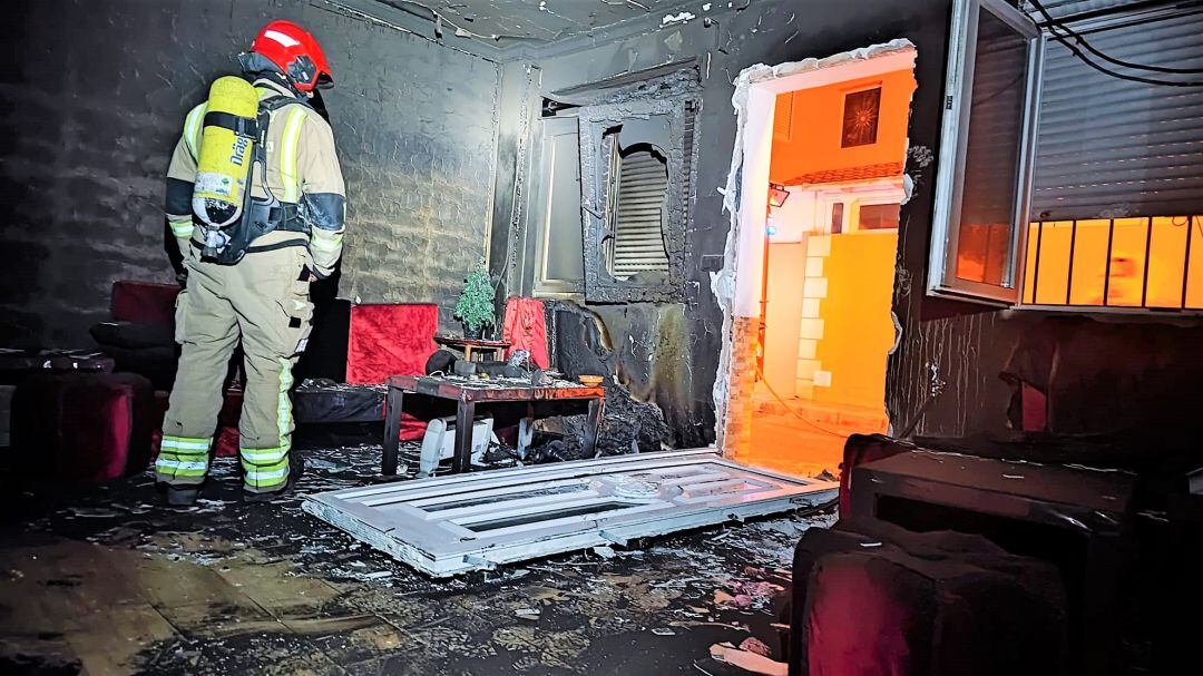 Imagen del incendio en un duplex de la urbanización Playasol (Mazarrón) en el que ha fallecido una mujer de 41 años