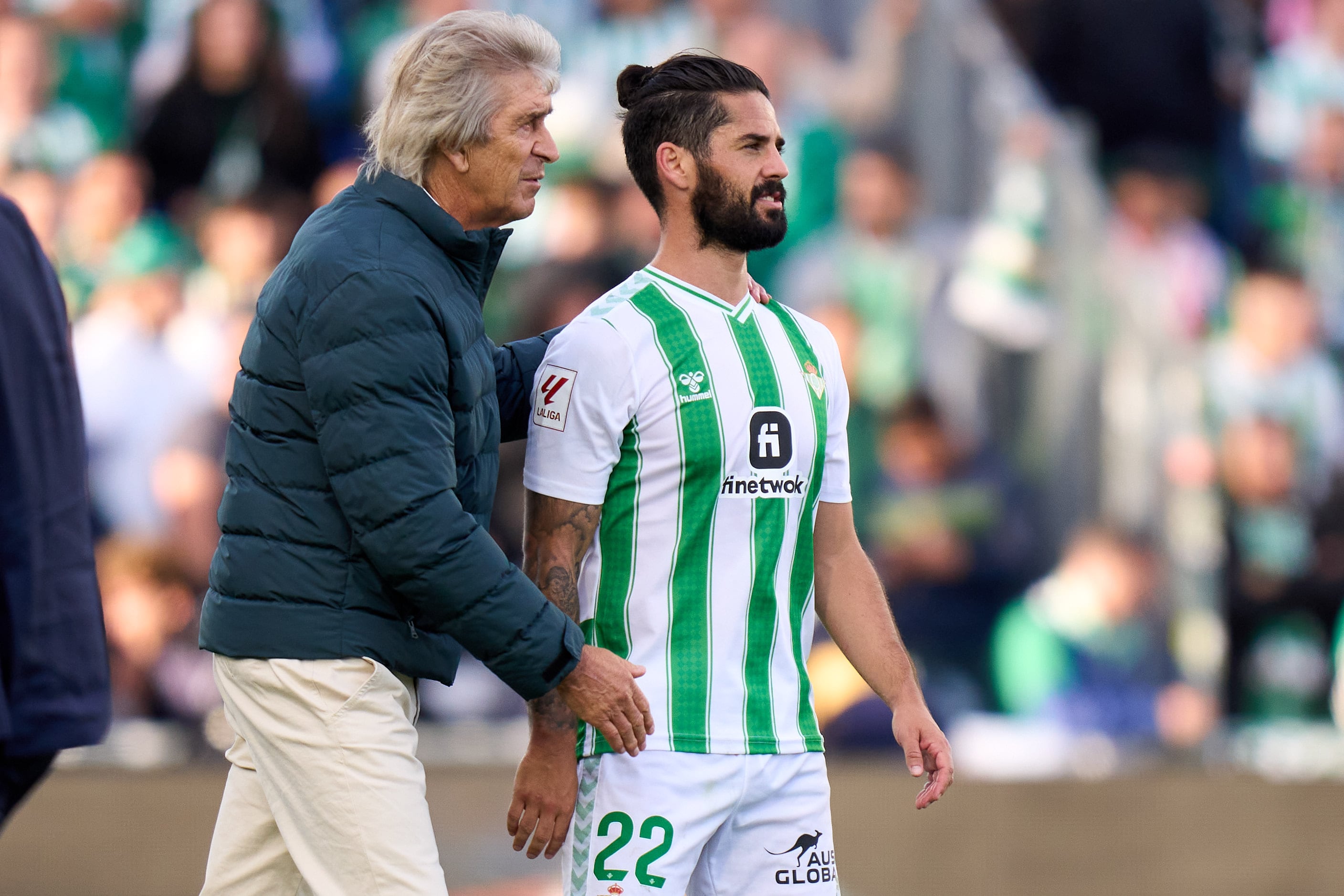 GETAFE, SPAIN - OCTOBER 21: Head coach Manuel Pellegrini of Real Betis greets Isco Alarcon after the LaLiga EA Sports match between Getafe CF and Real Betis at Coliseum Alfonso Perez on October 21, 2023 in Getafe, Spain. (Photo by Angel Martinez/Getty Images)