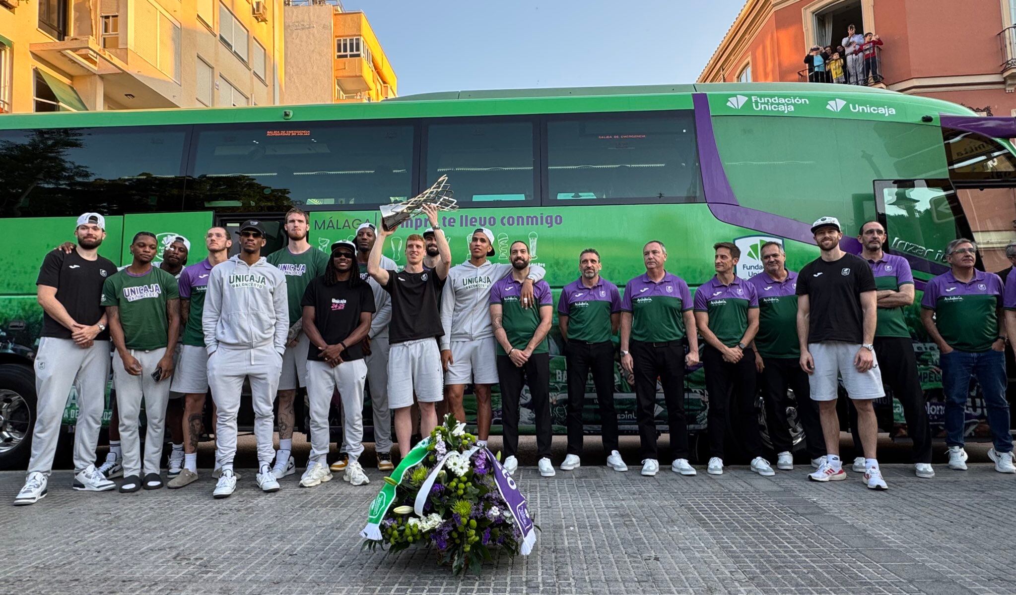 La plantilla del Unicaja, campeona de la BCL, en el Santuario de la Virgen de la Victoria, donde realizó la ofrenda floral