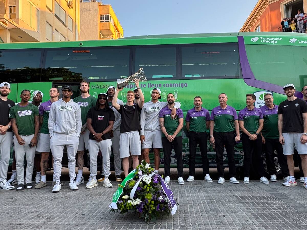 El Unicaja celebra el título ante cientos de aficionados