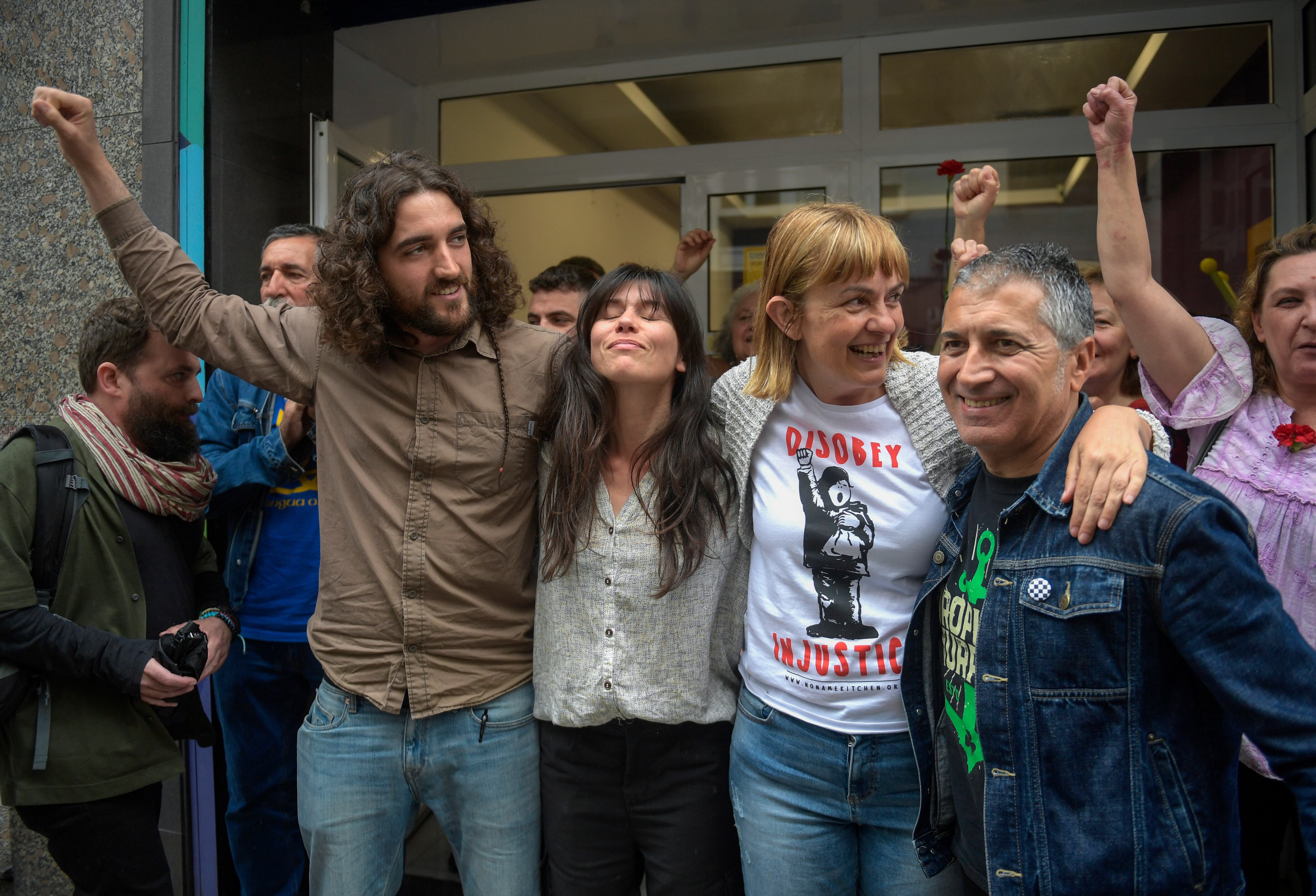 La candidata de Podemos a la Presidencia del Principado, Covadonga Tomé (2d), a la salida del encierro de la sede de Podemos junto a Xune Elipe (1d,) Laura Tuero, y el sancionado Jorge Fernández, tras dar una rueda de prensa en Gijón. EFE/ Eloy Alonso