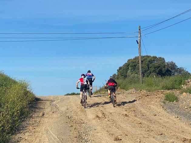 Ciclistas en el entorno de la Carrera del Caballo en Córdoba durante la desescalada