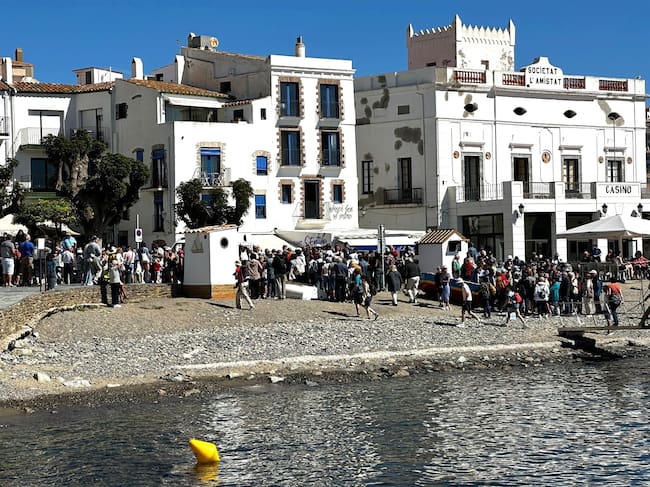 Arribada massiva de visitants de creuers a Cadaqués
