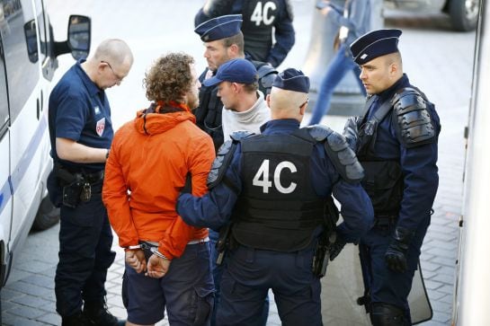 Aficionados rusos son detenidos por la policía en Lille.