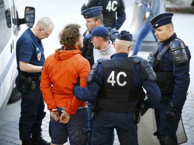 Aficionados rusos son detenidos por la policía en Lille.
