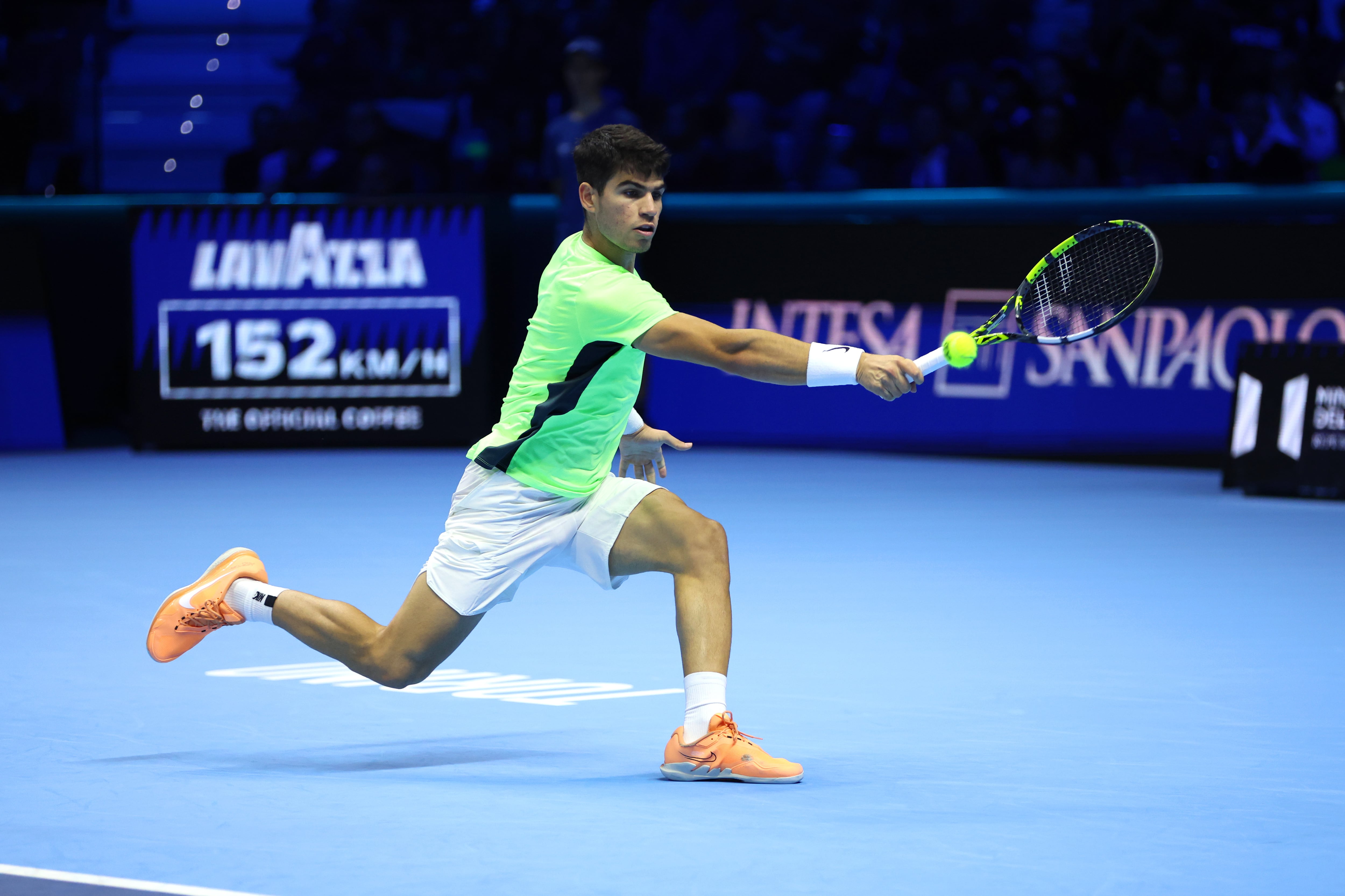 Alcaraz cayó derrotado ante Zverev en su primer partido en las ATP Finals. (Photo by Clive Brunskill/Getty Images)