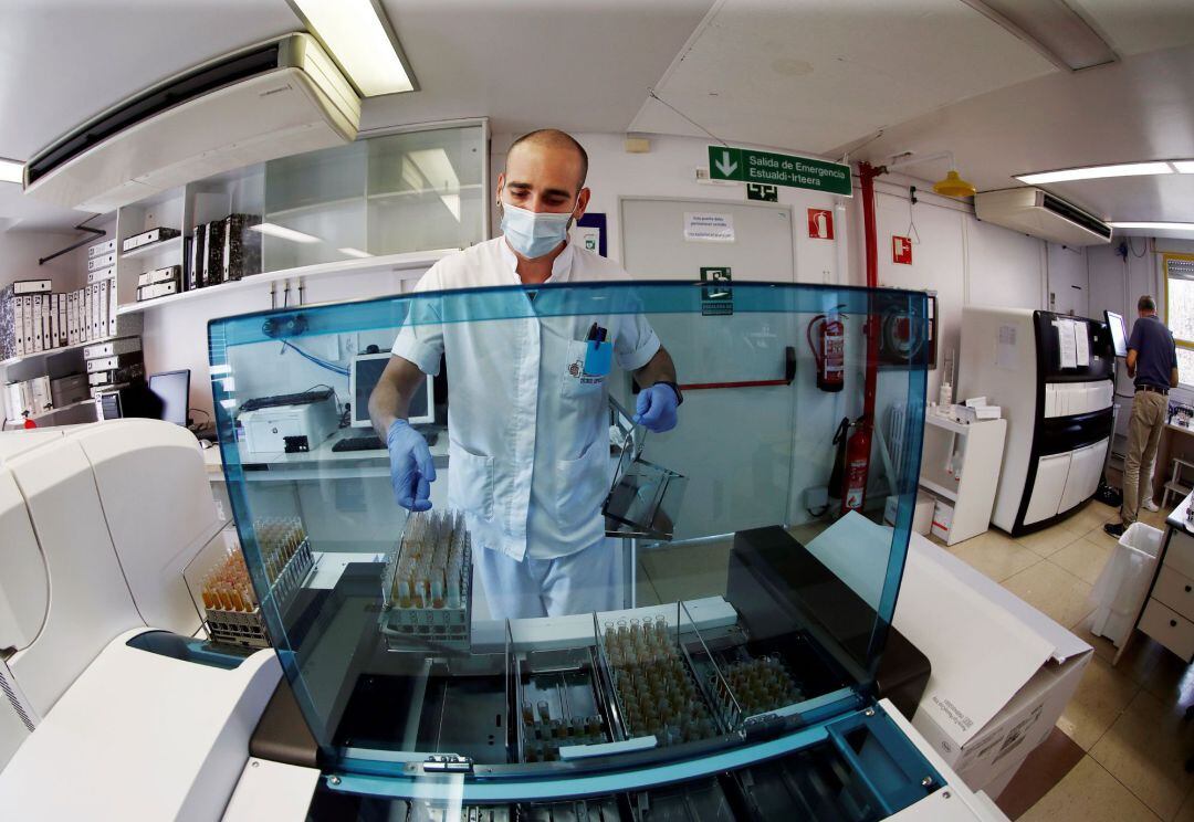 Técnicos de laboratorio procesan muestras serológicas para su posterior análisis