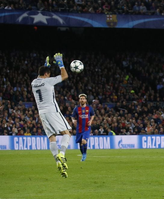 Bravo toca el balón con las manos fuera del área