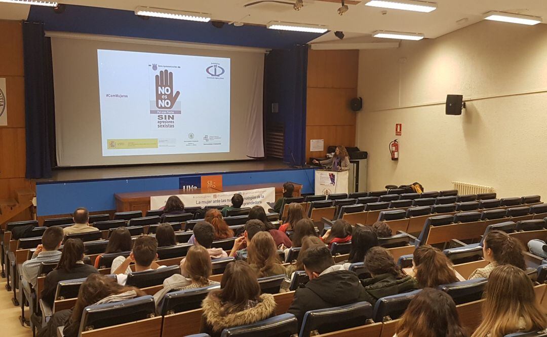 Estudiantes durante la actividad contra la violencia de género del proyecto ComMujeres de la UVa y el Instituto de la Mujer