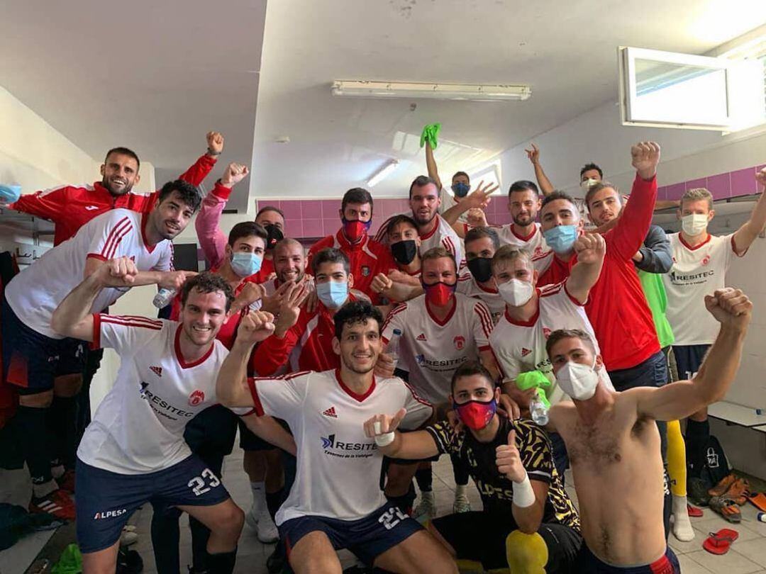 Los jugadores del Tavernes celebran la victoria en el derbi comarcal