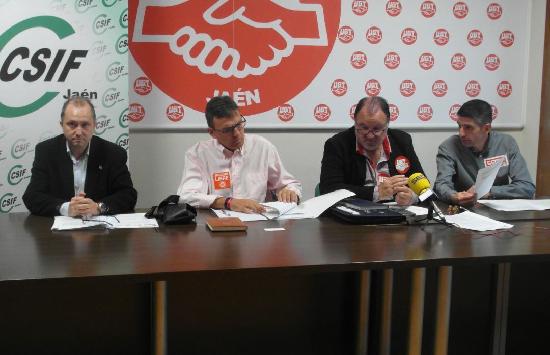 Representantes provinciales del Sindicato Libre, Csif, UGT y CCOO, convocantes de las movilizaciones en Correos.