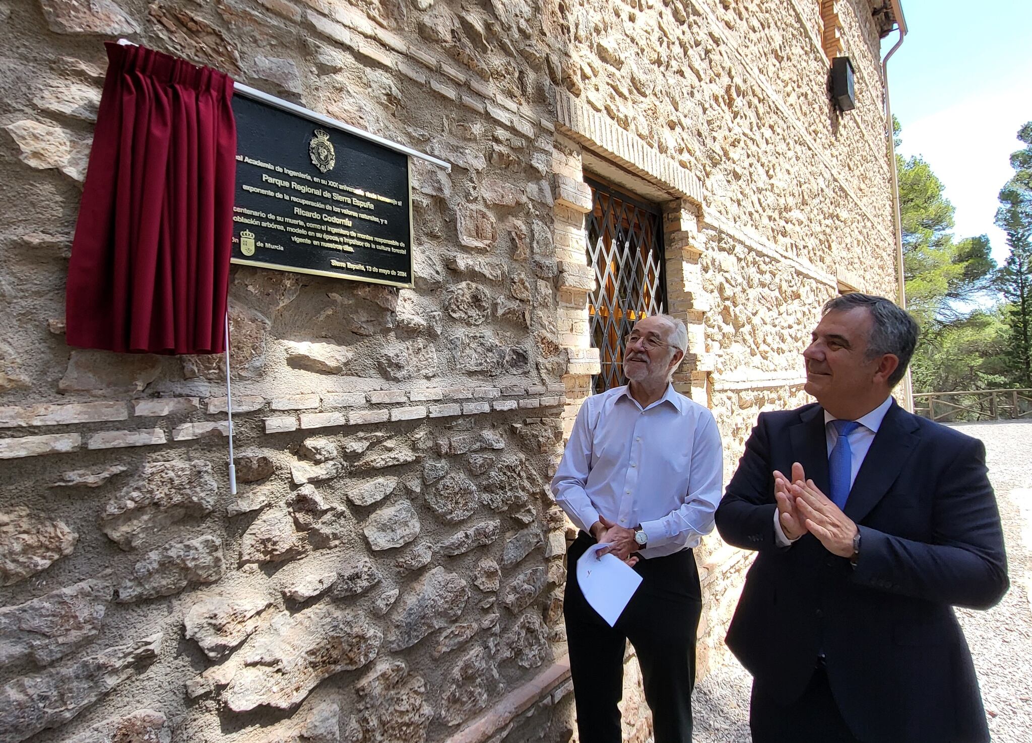 El consejero de Medio Ambiente, Universidades, Investigación y Mar Menor, Juan María Vázquez, junto con el presidente de la Real Academia de Ingenieros, Jaime Domínguez, durante el homenaje que se le ha rendido a Ricardo Codorníu hoy en el Centro de Visitantes de Sierra Espuña.