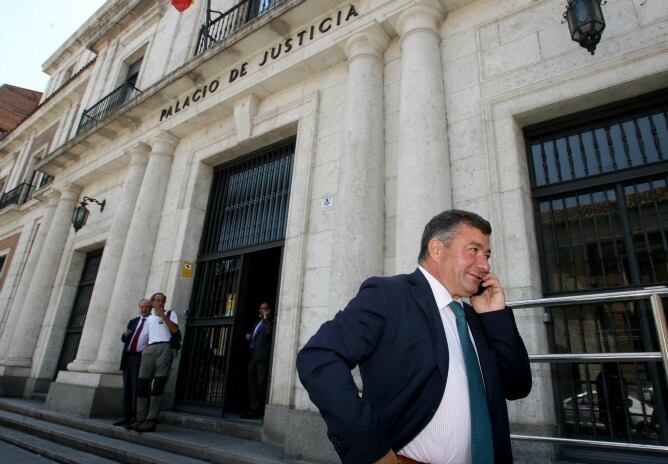José Manuel Méndez, alcalde de Arroyo de la Encomienda, conversa por teléfono ante la Audiencia de Valladolid