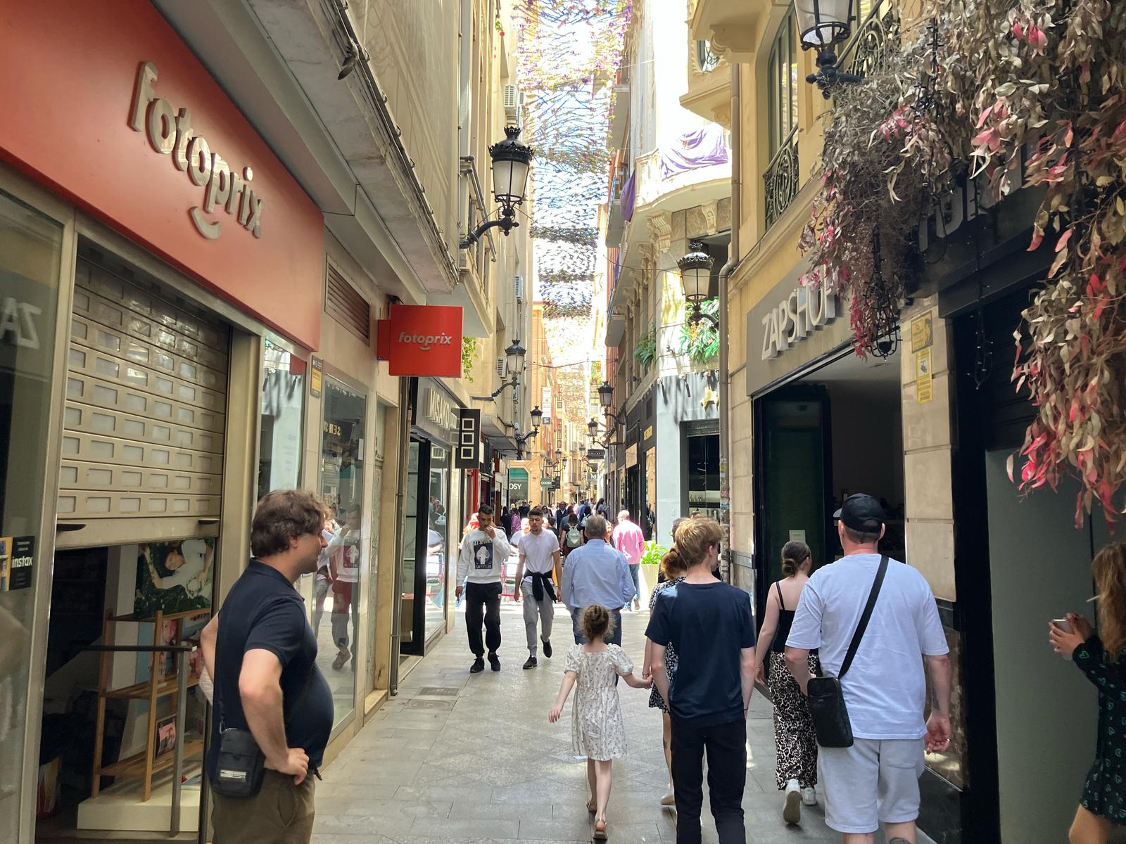 Los comercios no pueden bajar la persiana en Murcia por culpa del apagón