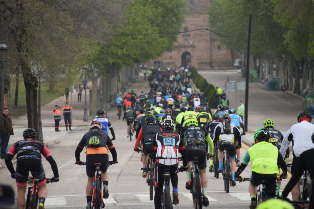 Participantes de la Bike Race en el entorno de la Ermita de Linarejos