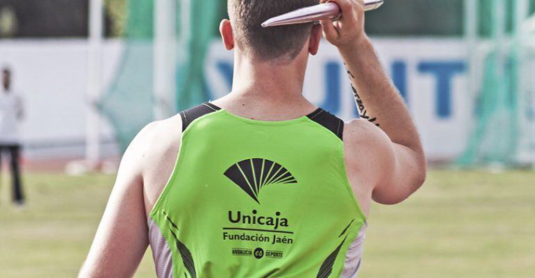 Un deportista del Club Unicaja Atletismo con una jabalina.