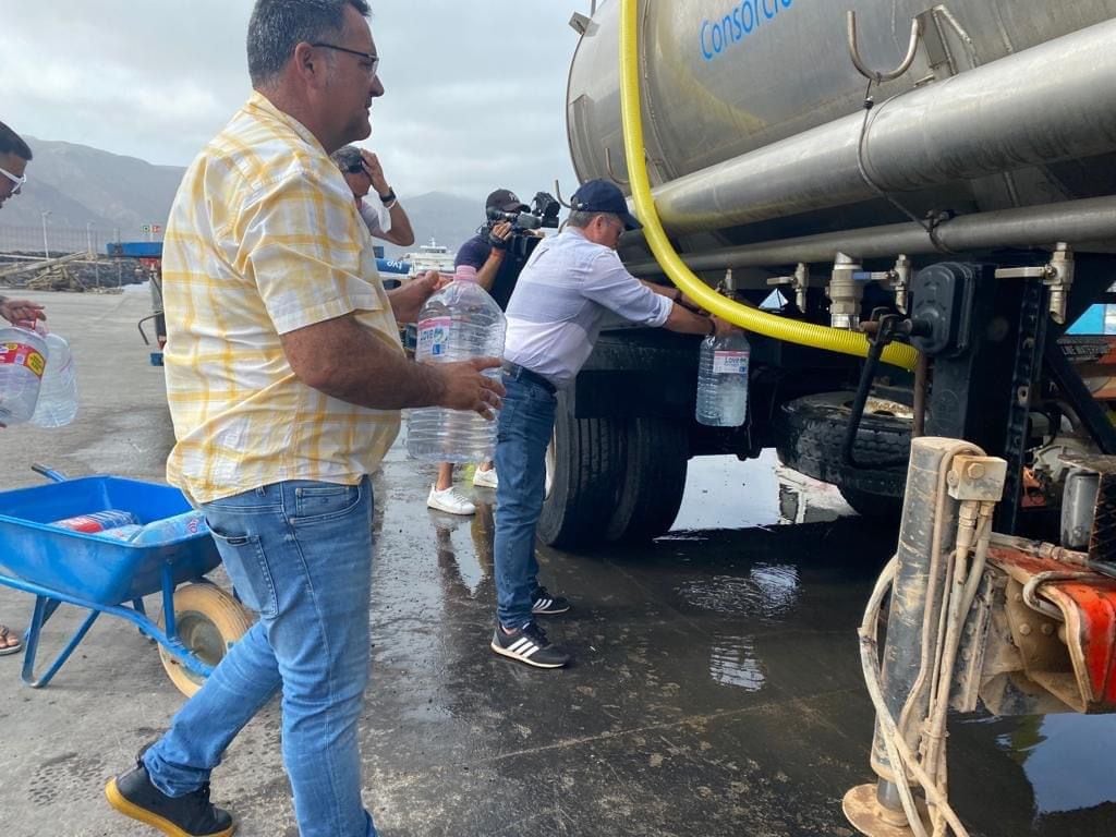 Vecinos retirando agua potable de la cisterna facilitada por Canal Gestión Lanzarote.