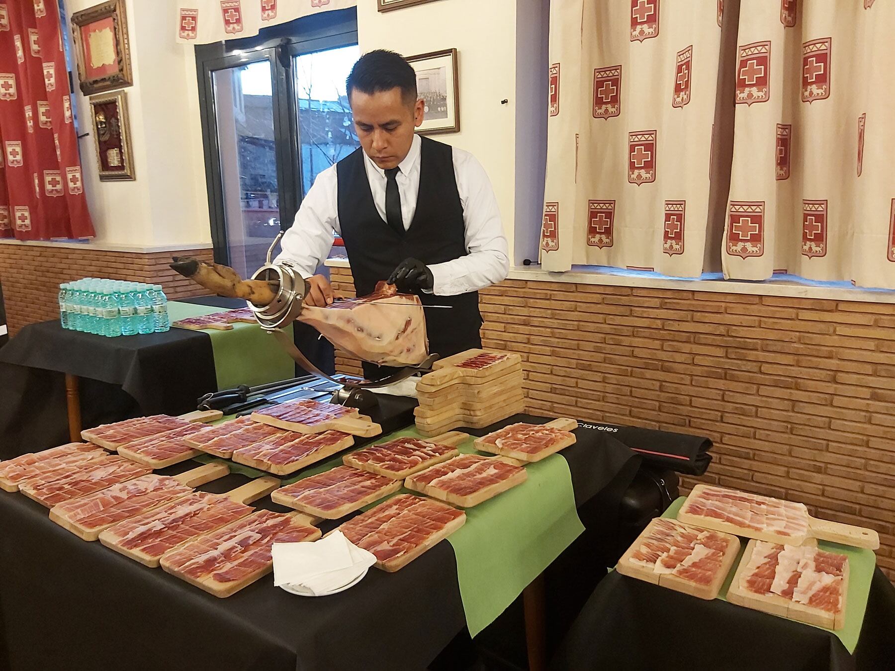 El cortador de jamón que estuvo en la filà Vascos durante el acto organizado por Licores Sinc