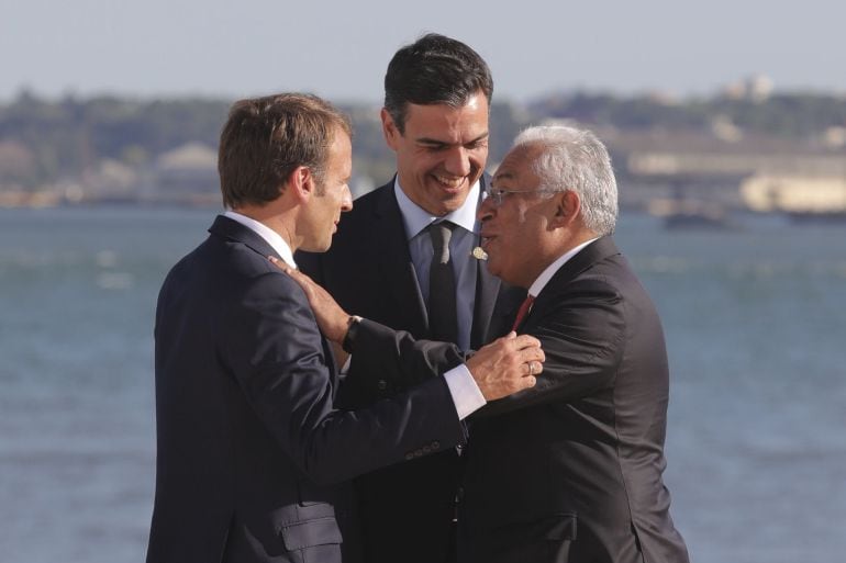 Antonio Costa (R), Presidente de Portugal junto a dos de los líderes más jovenes de la UE, Pedro Sanchez (46), Presidente de España y Emmanuel Macron (40)