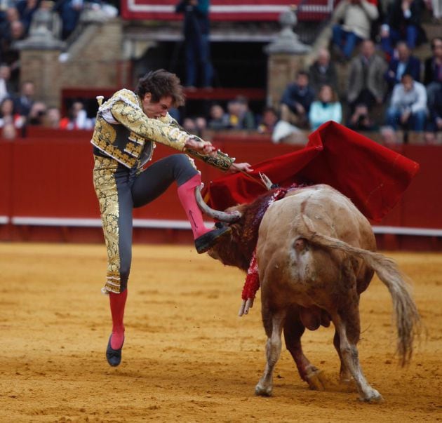 Momento en el que el tercer toro de la tarde hiere al valenciano Román