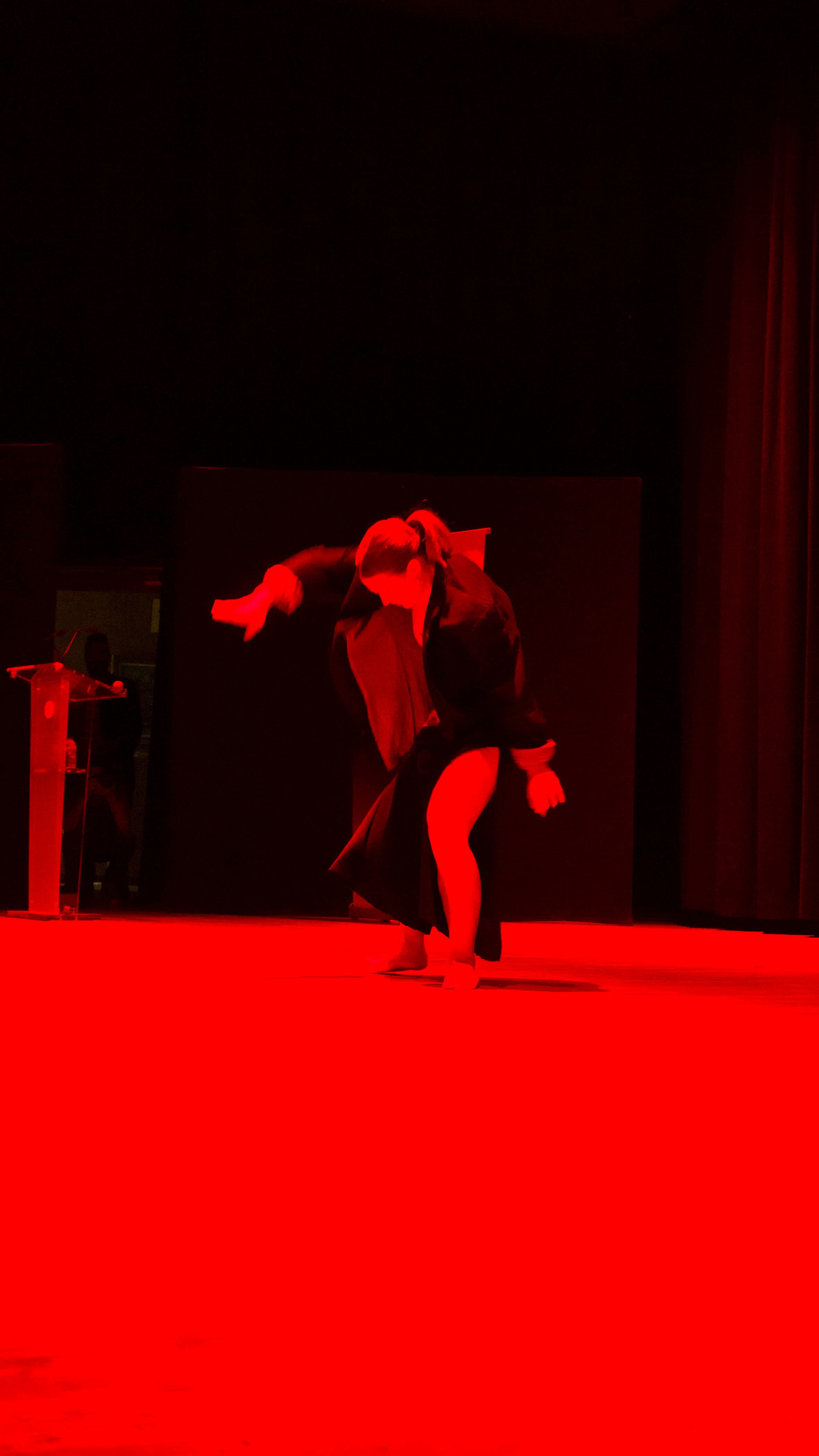 La bailarina Luna Goñi abrió la gala con su actuación