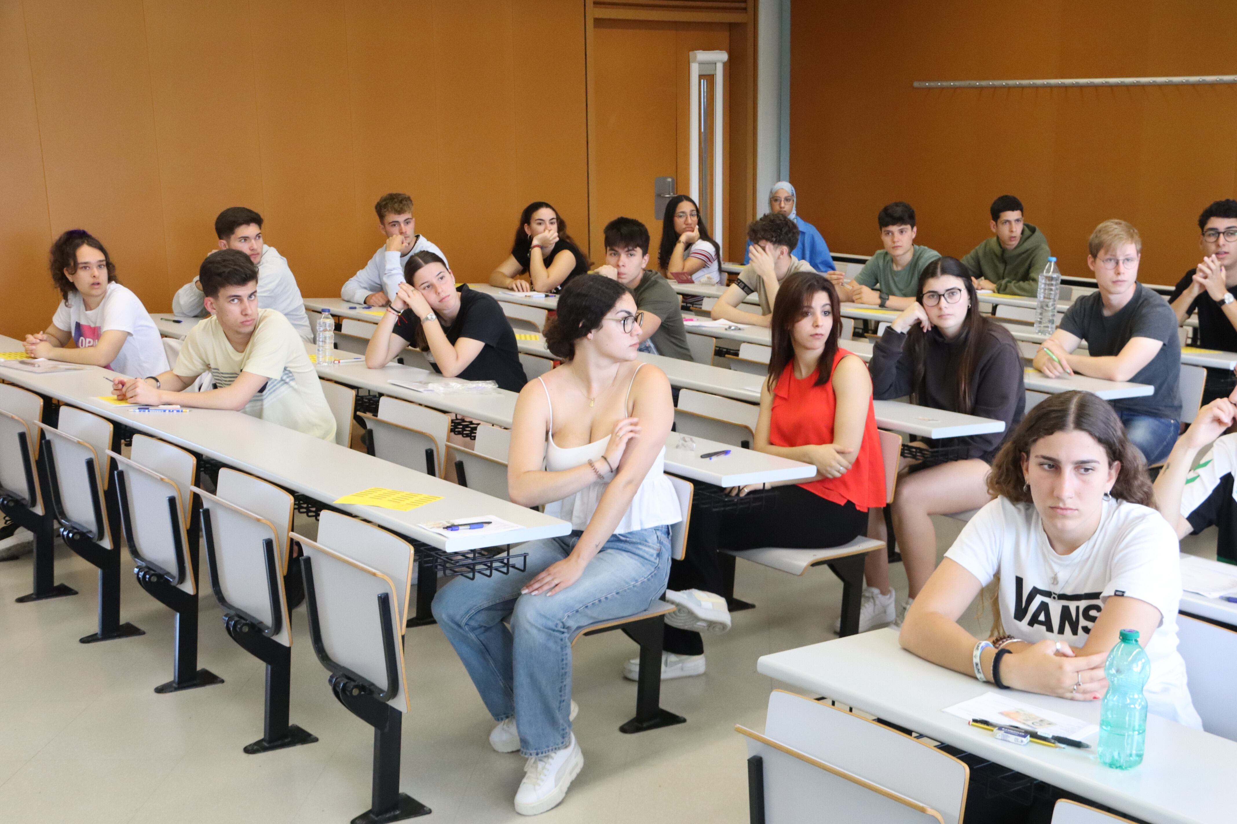 Estudiants que s&#039;han presentat a les PAU escolten el tribunal, al Campus Catalunya de la URV a Tarragona