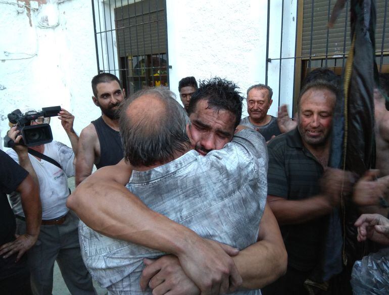 José Heras se abraza con su padre al finalizar la carrera de Cascamorras