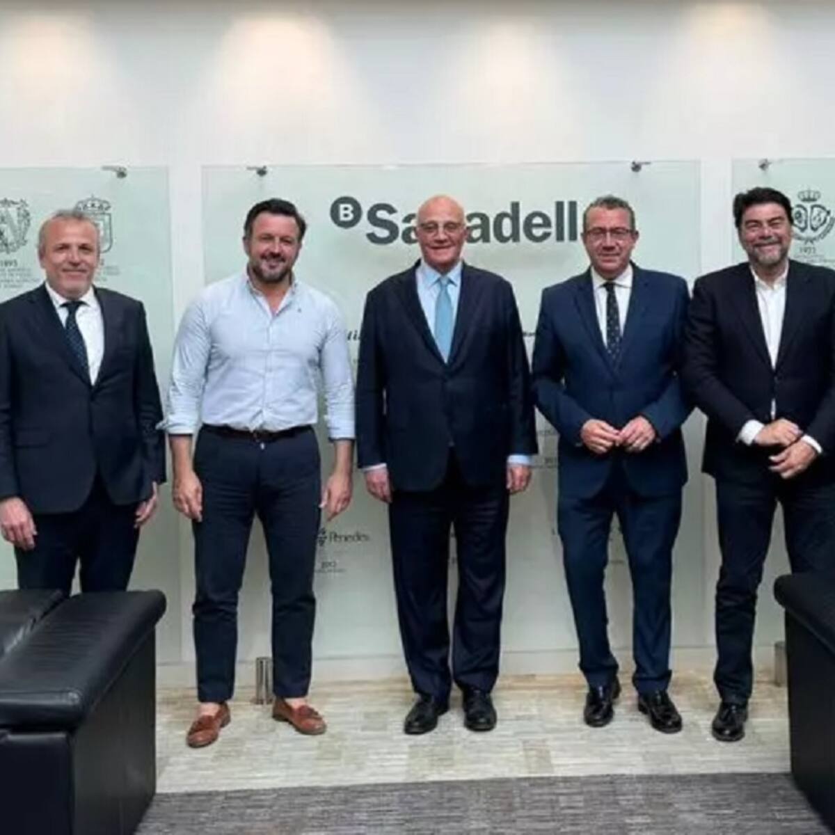 El Sabadell busca apoyos en las administraciones alicantinas contra la opa hostil del BBVA
