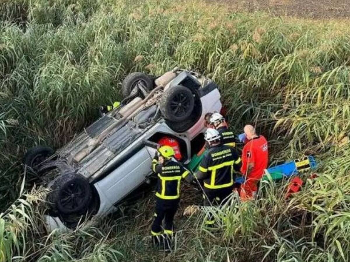 Trasladan al Hospital de Jerez al conductor de un vehículo tras sufrir un accidente el Gibalbín