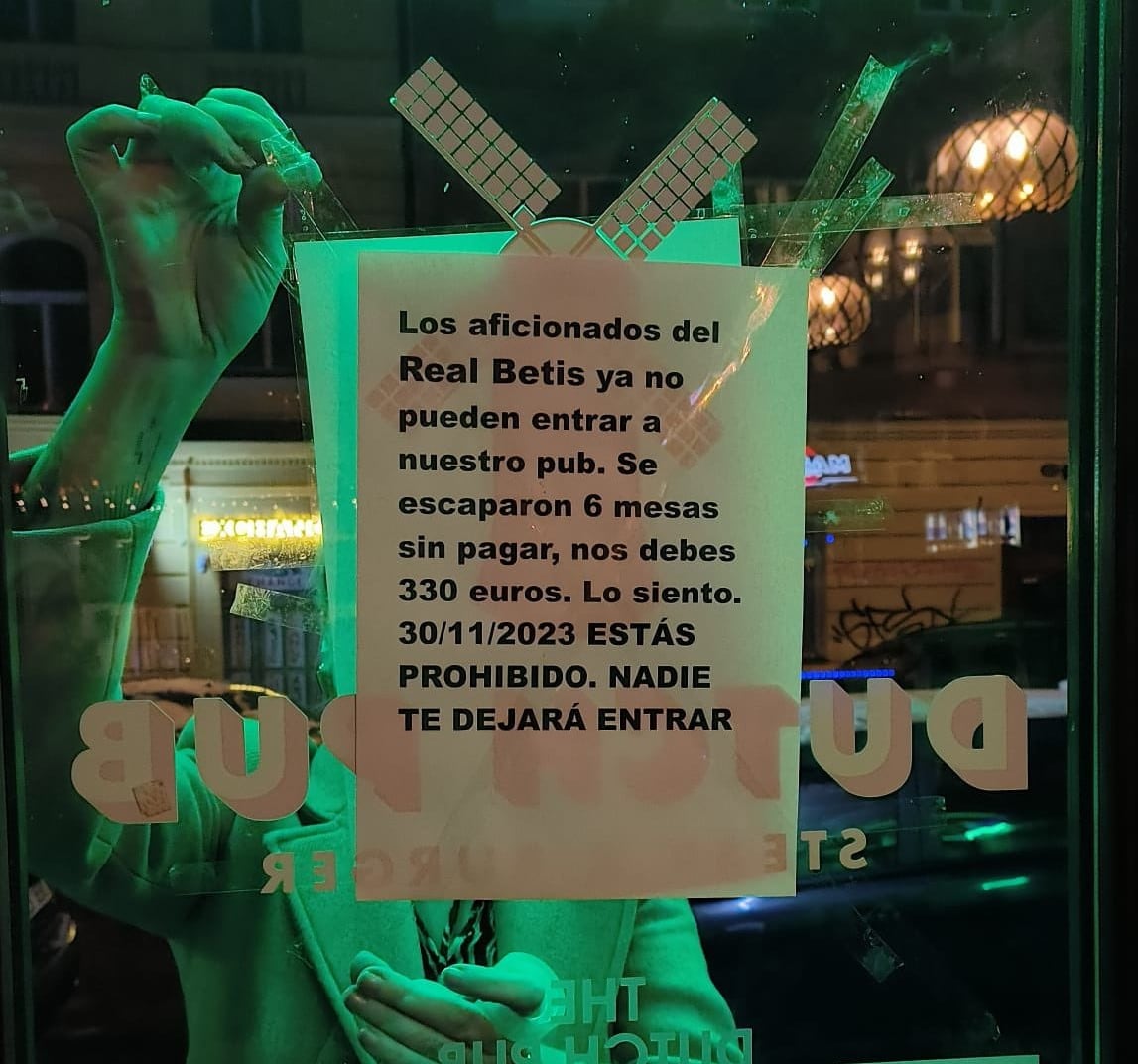 El cartel de un pub de Praga prohibiendo la entrada a los béticos por un &#039;simpa&#039; de unos aficionados béticos. @kinkisbetis en &#039;X&#039;