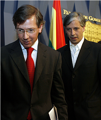 MISIÓN. Bernardino León (izqda.), acompañado del vicepresidente de Bolivia, Álvaro García, tras la rueda de prensa.