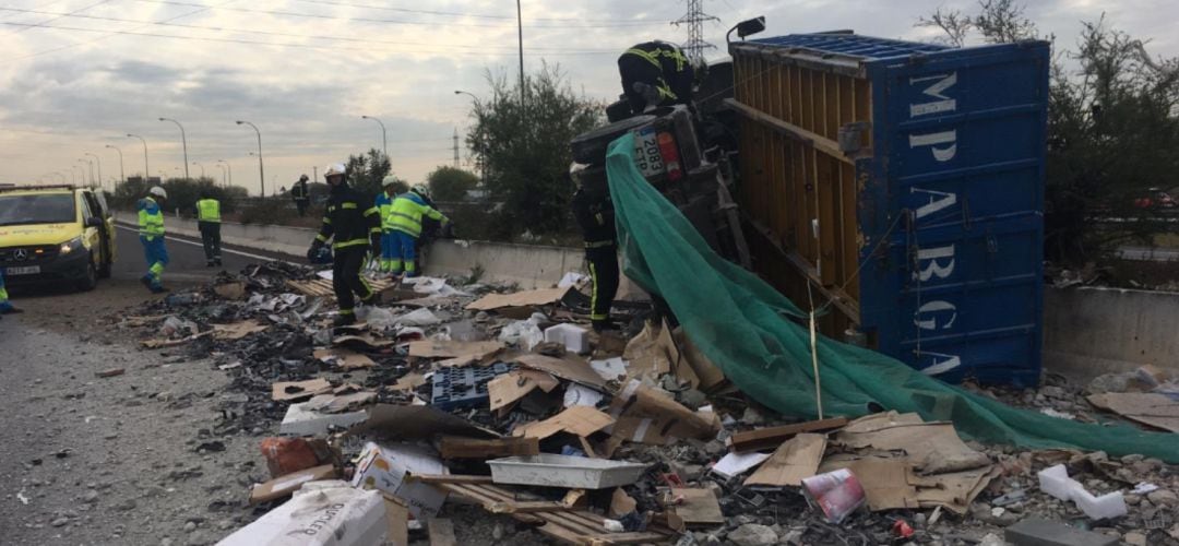 El camión volcado sobre la calzada