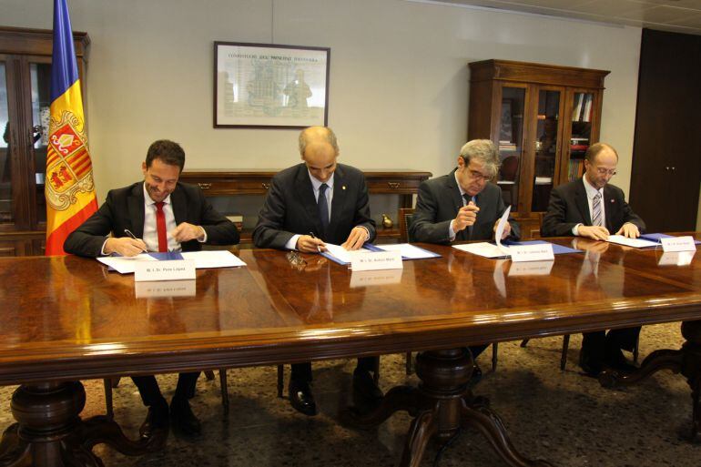 Signatura del pacte d'Estat per Europa entre el Govern, el grup de DA i el grup Mixt.