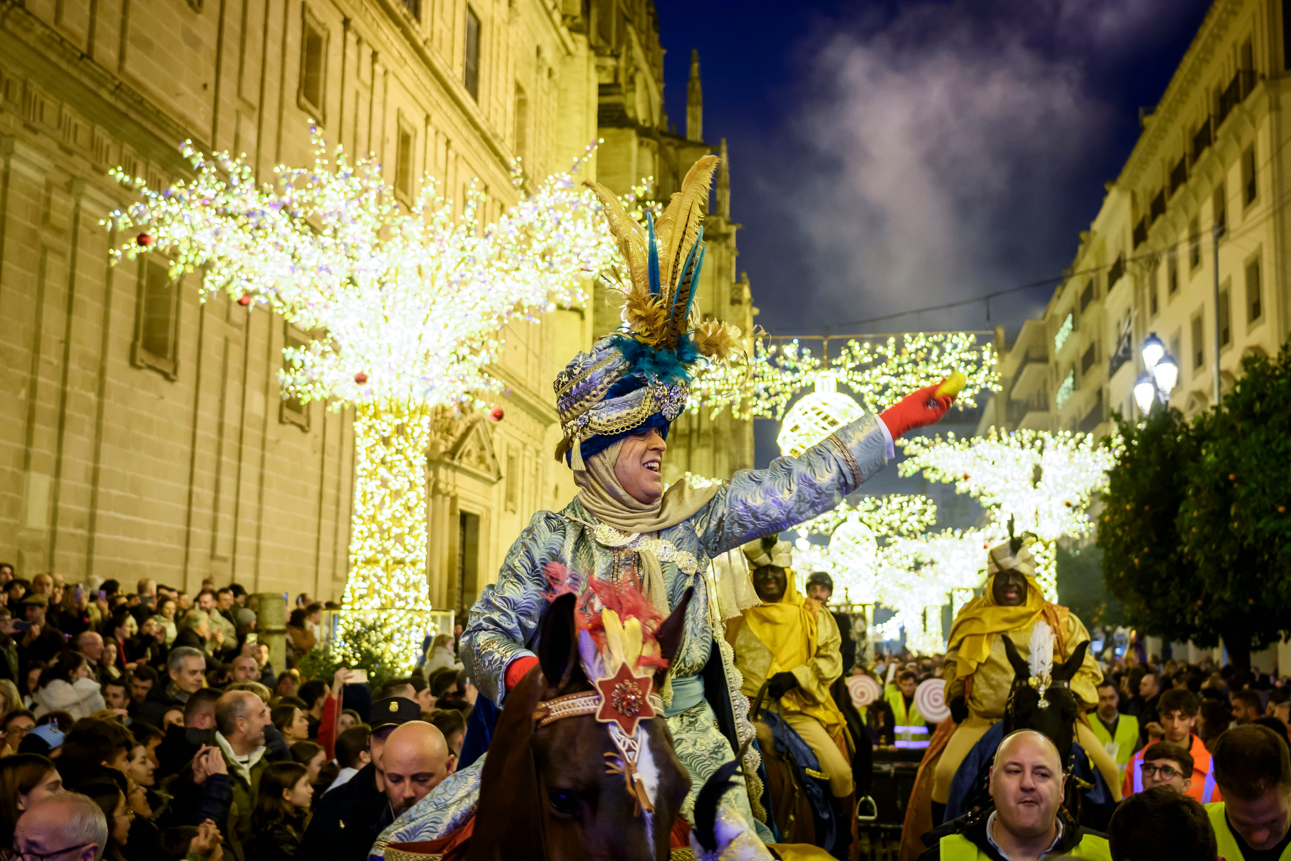 El Heraldo de los Reyes Magos de Sevilla, que este año ha sido encarnado por el empresario sevillano Sergio García, durante el cortejo que ha tenido lugar esta tarde de domingo por el centro de Sevilla. EFE/Raúl Caro.