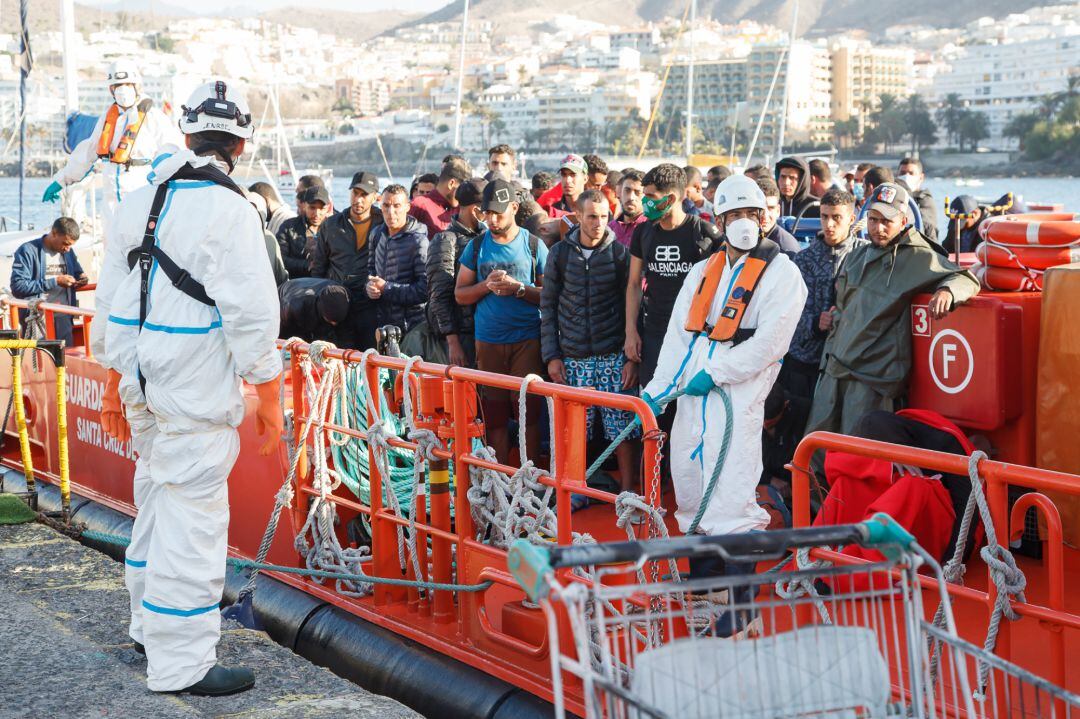 Trabajadores de Cruz Roja ayudan en el Muelle a trasladar a migrantes que han interceptado en aguas canarias