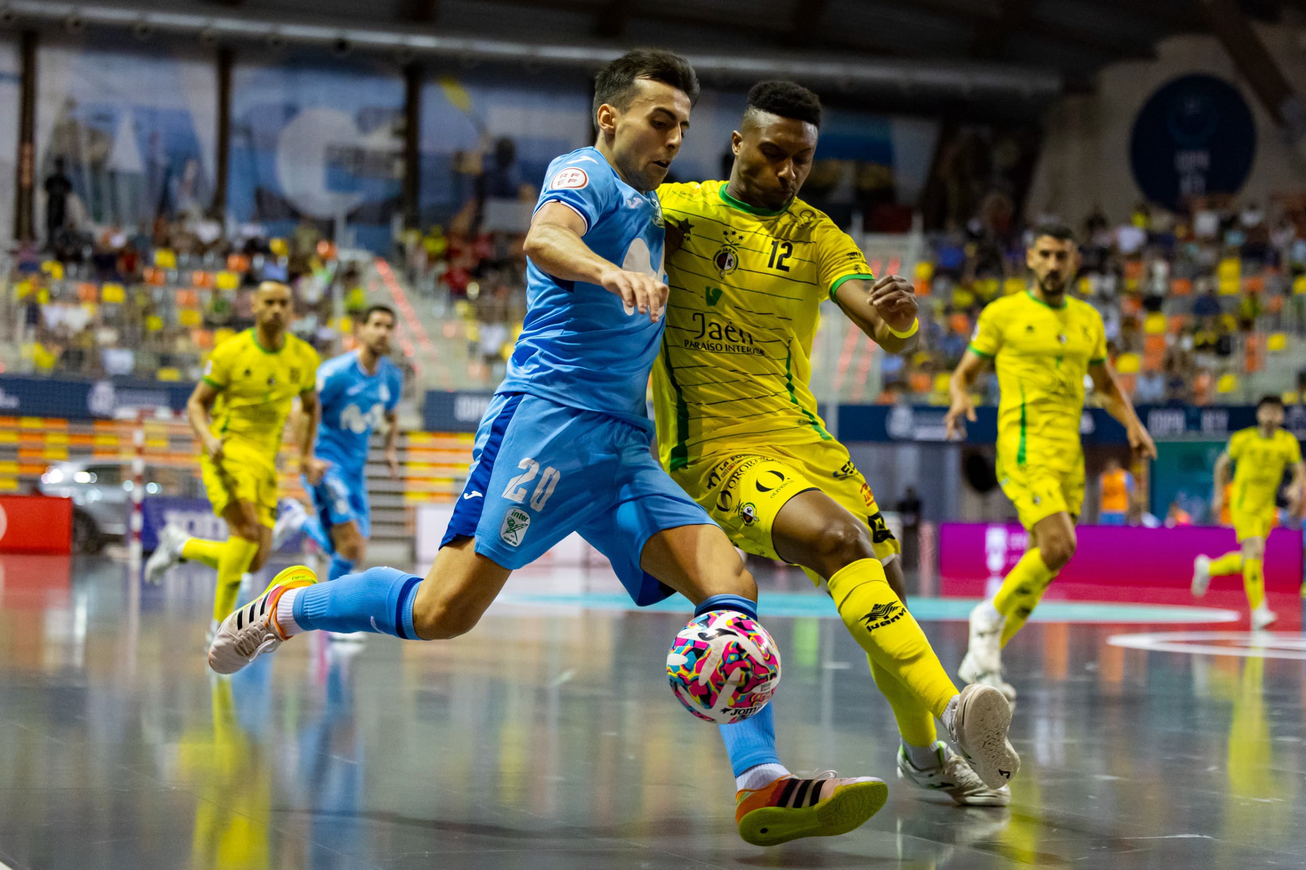 Carlos Bartolomé intenta progresar con la oposición de Renato.