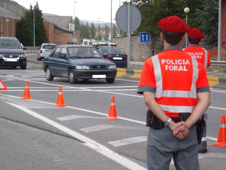 Policía Foral en un control de carreteras.