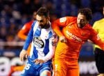 Adrián pugna un balón durante el encuentro entre el Deportivo de la Coruña con el Málaga