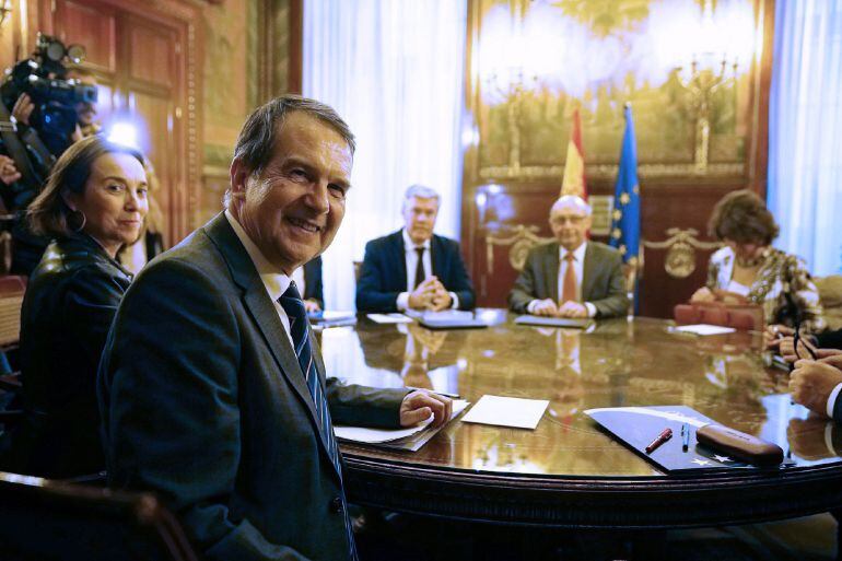 El presidente de la FEMP, Abel Caballero (i), durante la reunión que ha mantenido con el ministro de Hacienda, Cristóbal Montoro (2d-fondo)