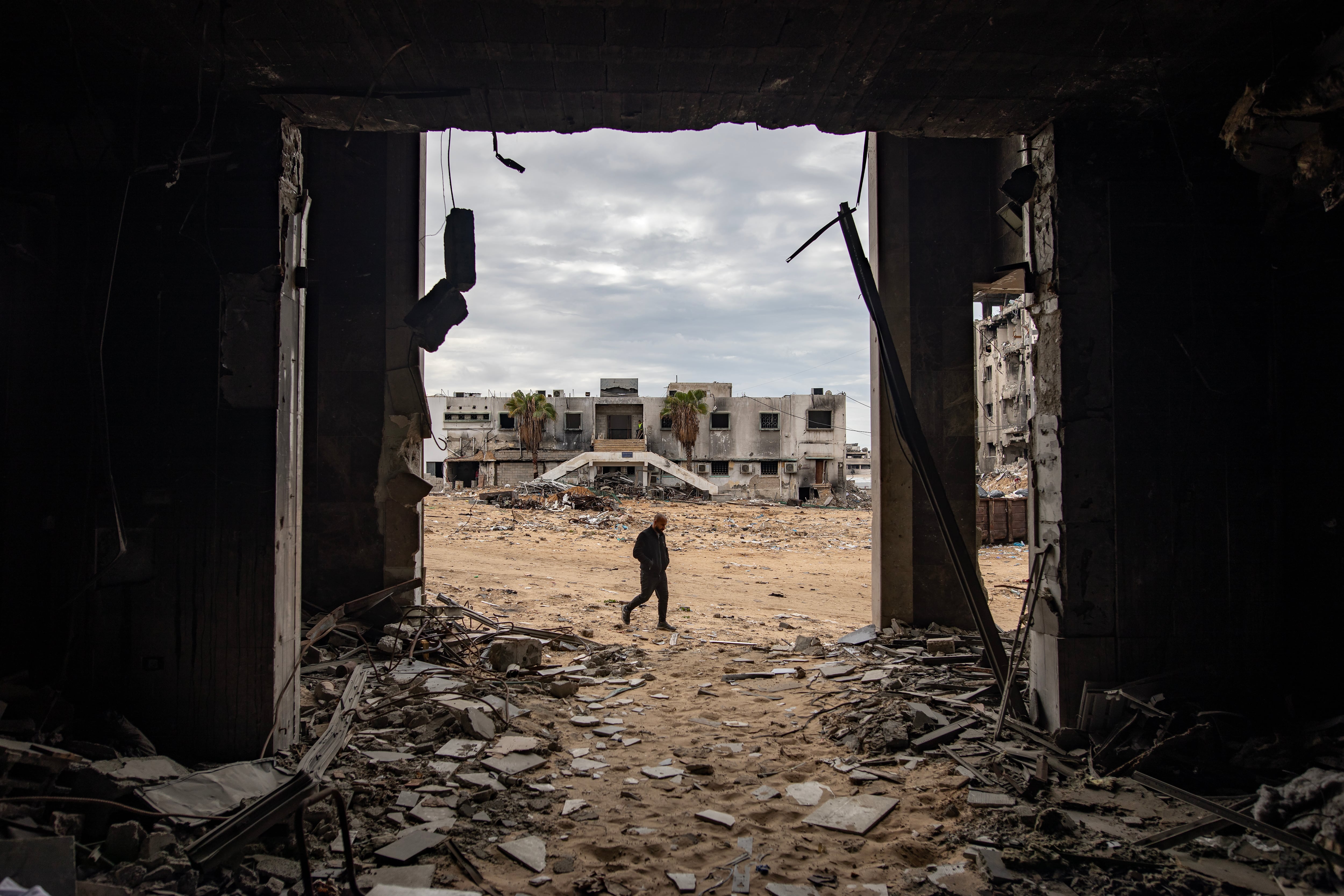 Una personas camina entre los escombros en la Franja de Gaza tras los ataques de Israel. EFE/EPA/HAITHAM IMAD