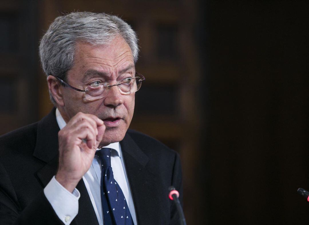 Rueda de prensa posterior a la reunión semanal del Consejo de Gobierno de la Junta de Andalucía. El consejero de Economía, Rogelio Velasco, durante su intervención. En el Palacio de San Telmo, Sevilla,a 14 de enero de 2020. 