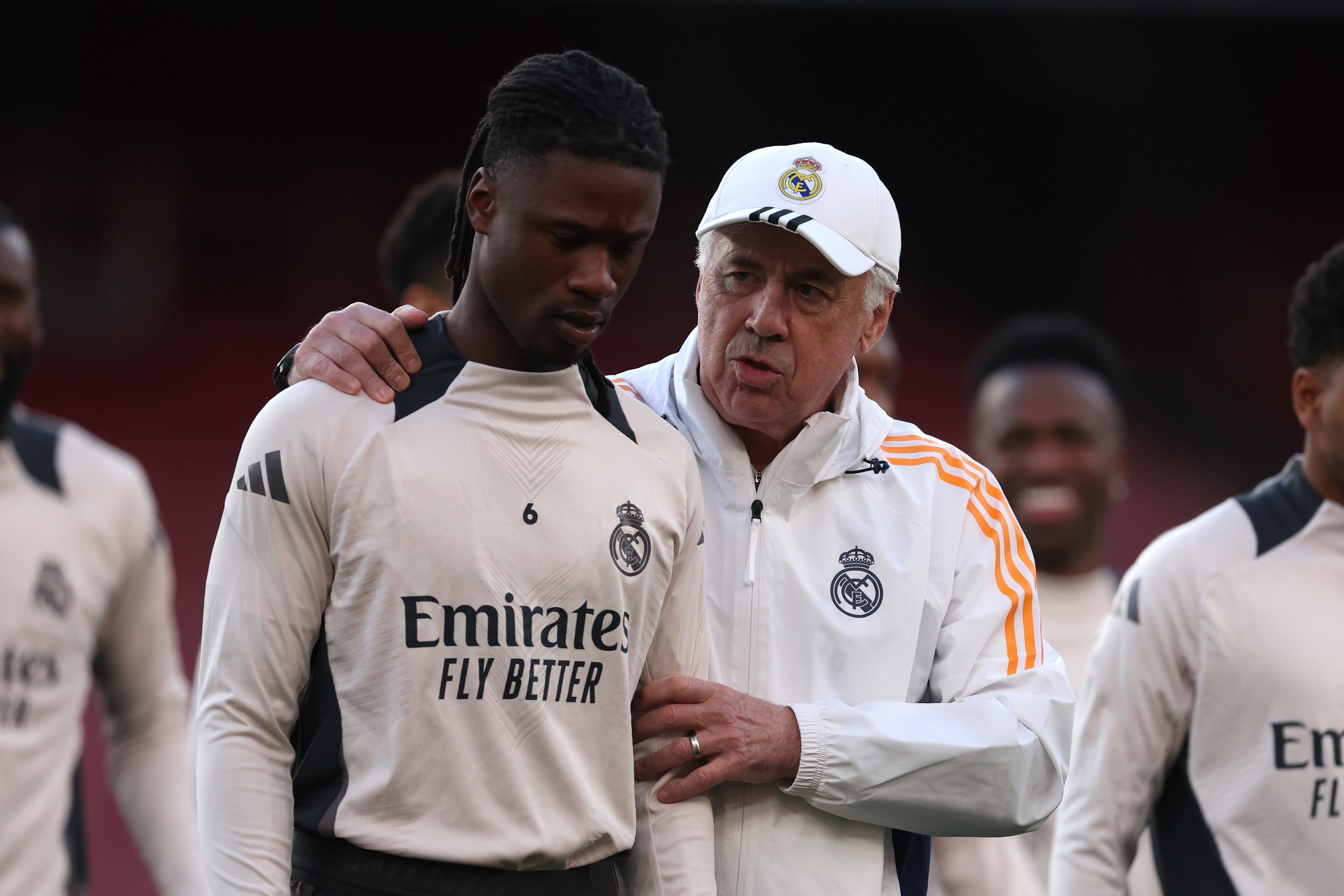 Carlo Ancelotti conversa con Eduardo Camavinga durante un entrenamiento con el Real Madrid