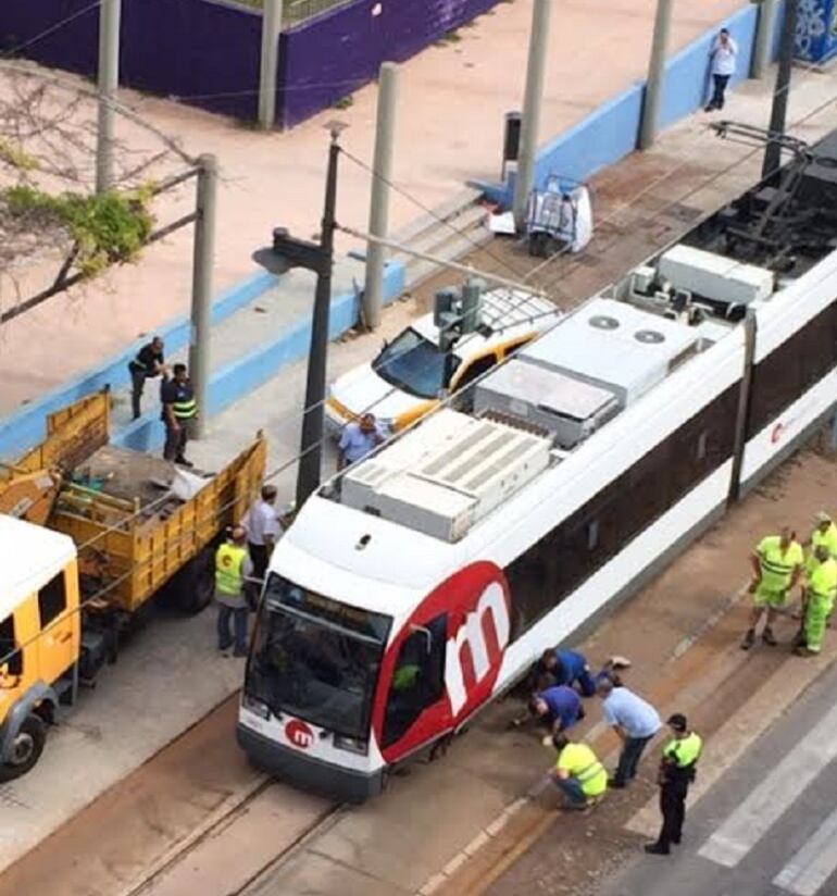 El tranvía descarrilado en la estación de La Marina