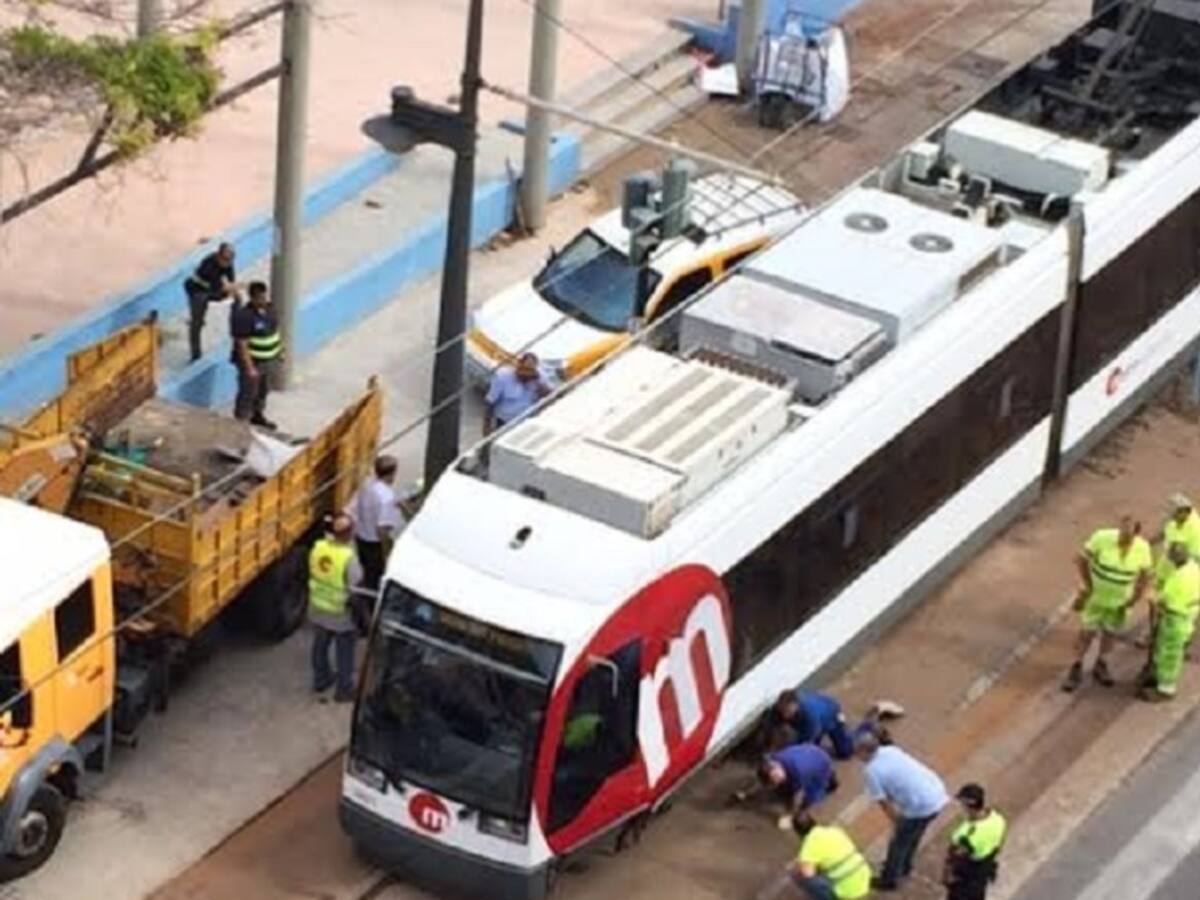 La rotura de una tubería descarrila un tranvía en Valencia